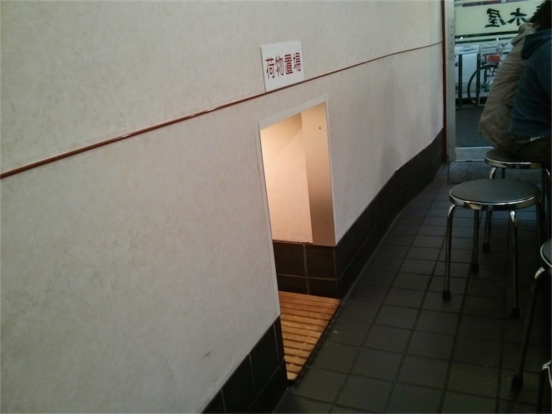 荻窪中華そば春木屋-荷物置き場.jpg 荻窪中華そば春木屋 荷物置き場