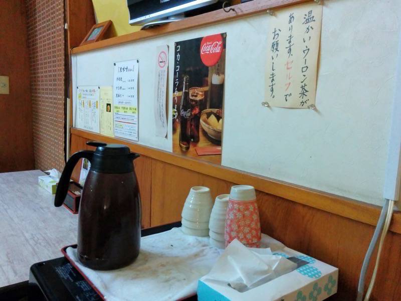 三平ラーメン照国本店-温かいウーロン茶.jpg 三平ラーメン照国本店 温かいウーロン茶