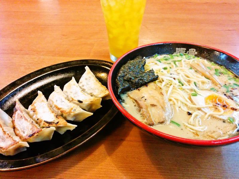 豚骨火山ラーメン-豚骨醤油ラーメンと焼き餃子.jpg 豚骨火山ラーメン 豚骨醤油ラーメンと焼き餃子