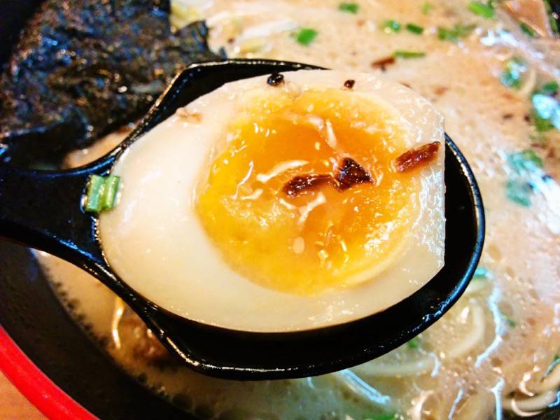 豚骨火山ラーメン-味玉.jpg 豚骨火山ラーメン 味玉