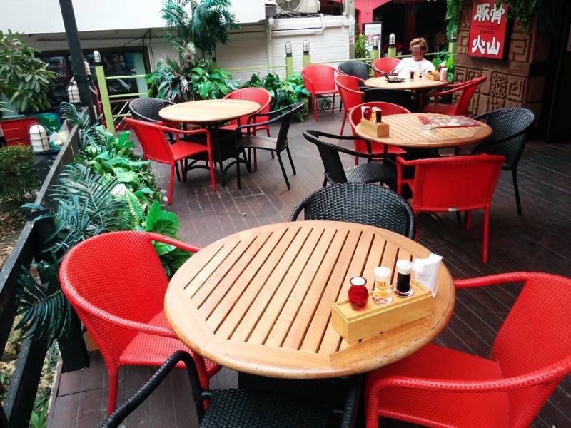 豚骨火山ラーメン-テラス席.jpg 豚骨火山ラーメン テラス席