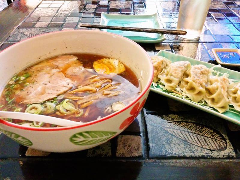 友達ラーメン 醤油ラーメンとニンニク餃子
