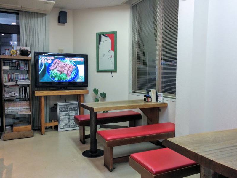 らーめん里屋-テーブル席.jpg らーめん里屋 テーブル席