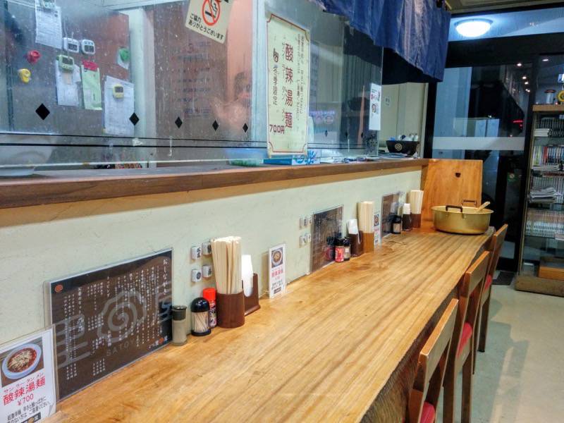 らーめん里屋-カウンター席.jpg らーめん里屋 カウンター席