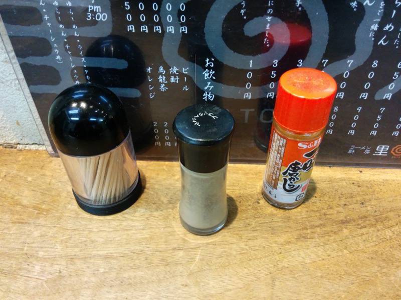 らーめん里屋-調味料.jpg らーめん里屋 調味料