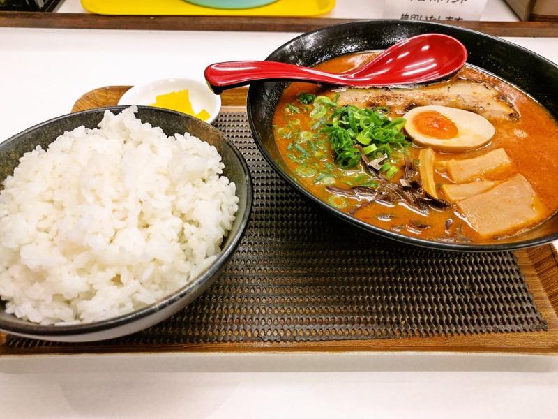 麺屋まるげん-海老スープカレーラーメンとライス.jpg 麺屋まるげん 海老スープカレーラーメンとライス
