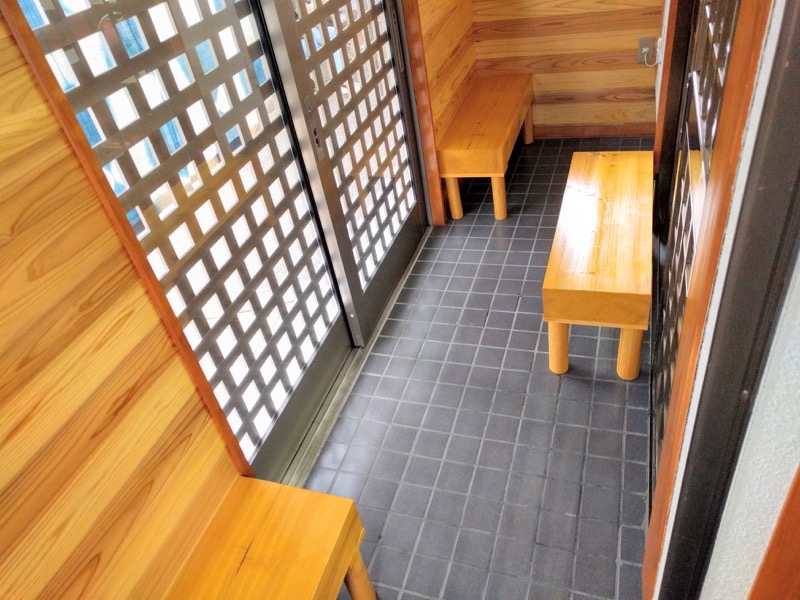 手打中華すずき 待合室