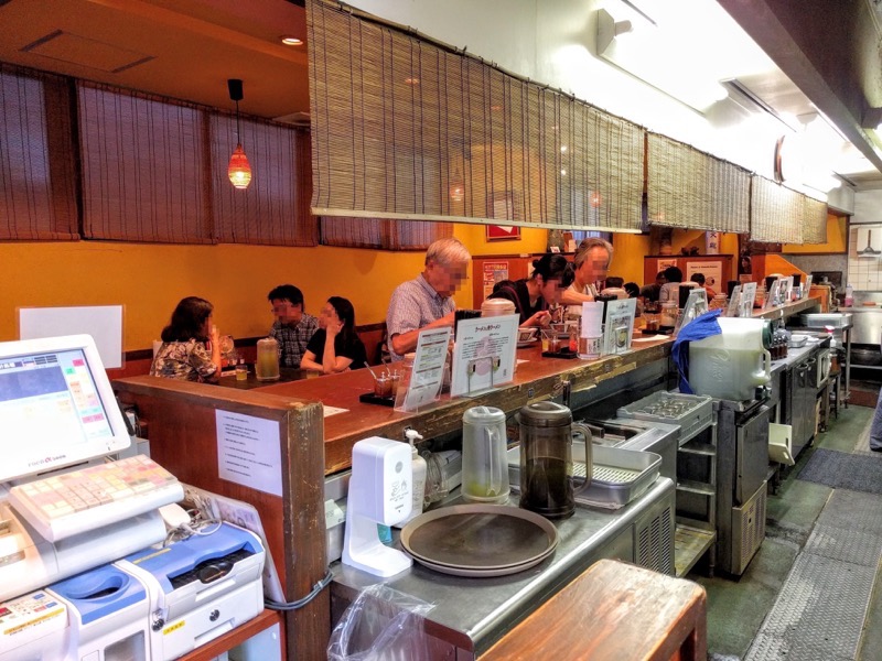 大砲ラーメン本店-カウンター席1.jpg 大砲ラーメン本店 カウンター席1
