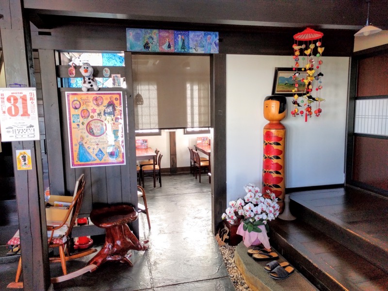 名代三角そばや テーブル席２