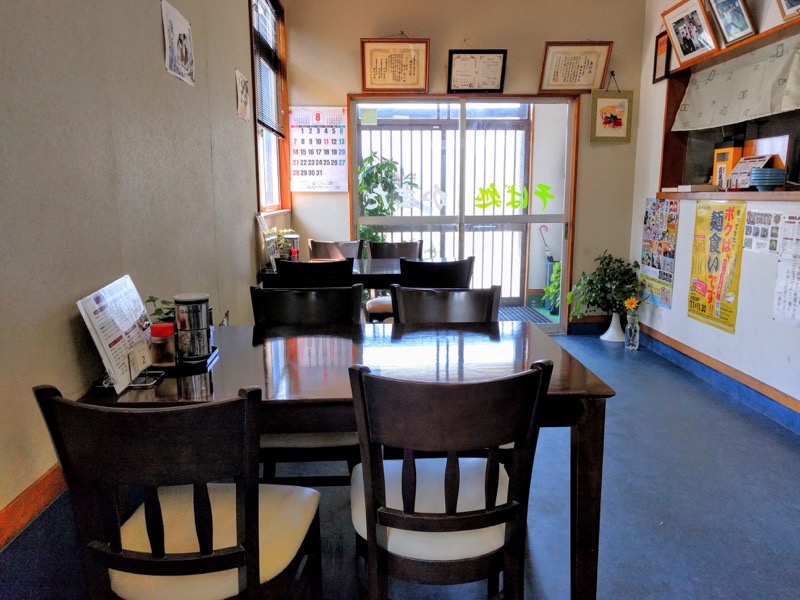 かまた食堂-テーブル席.jpg かまた食堂 テーブル席