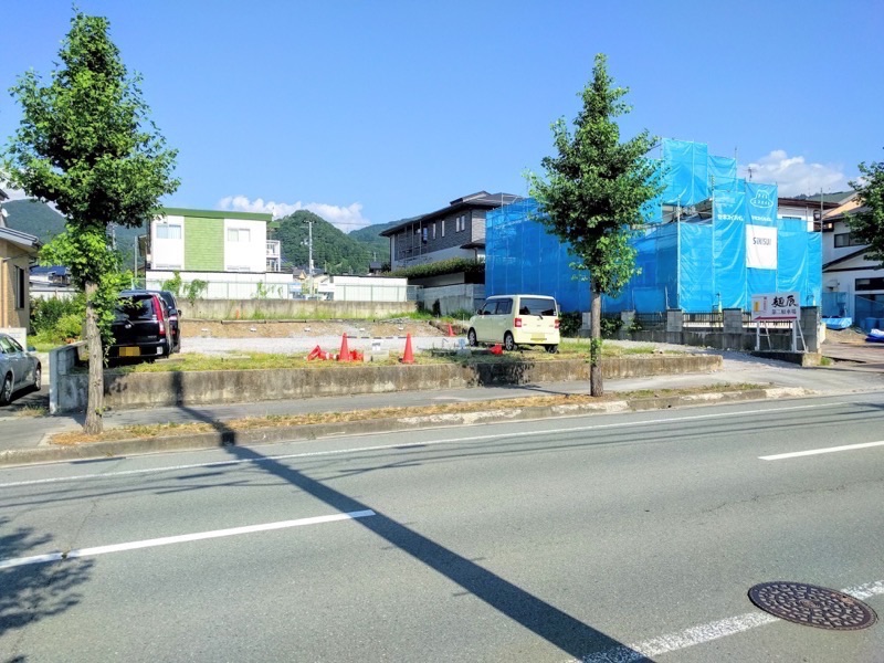 麺辰 向かい駐車場