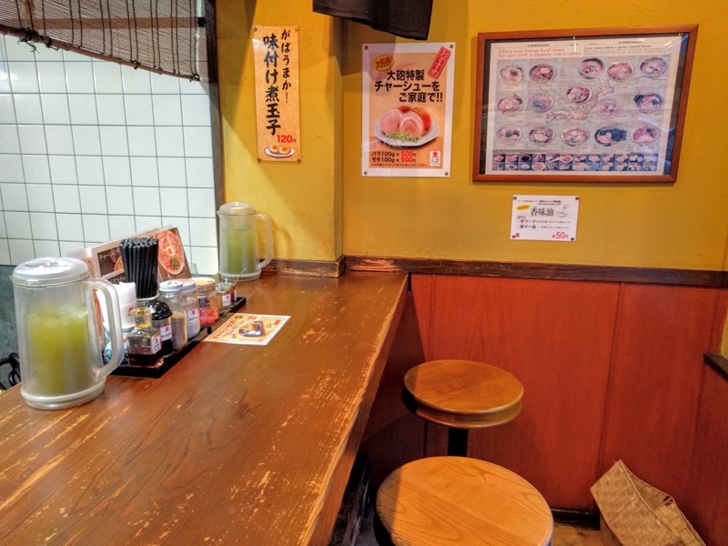 大砲ラーメン本店-カウンター席2.jpg 大砲ラーメン本店 カウンター席2