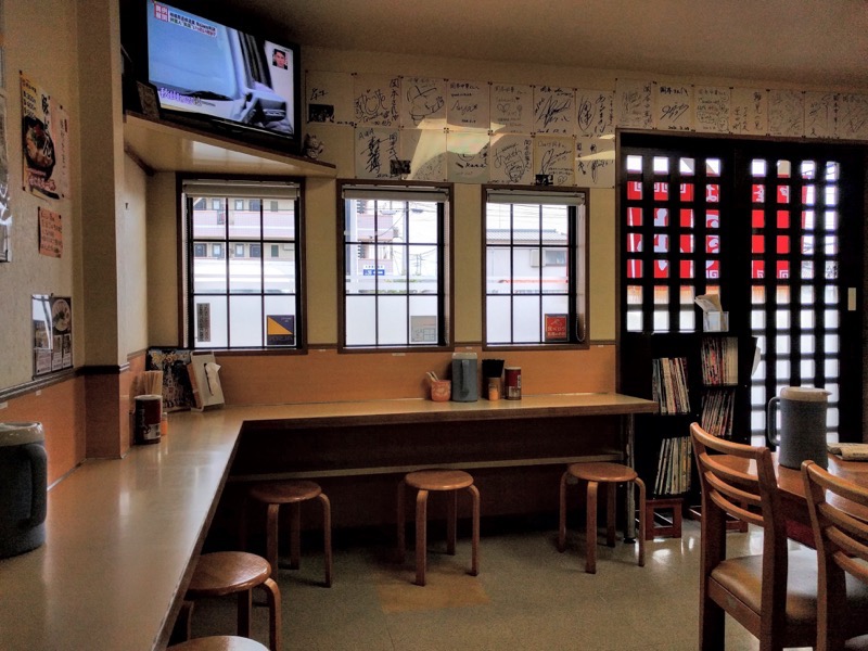 岡本中華 カウンター席