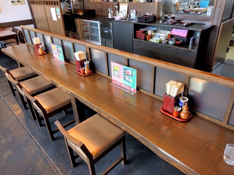 名代三角そばや カウンター席