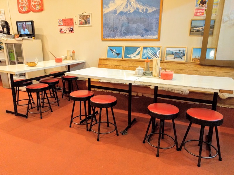 長浜ラーメン一龍亭-テーブル席1.jpg 長浜ラーメン一龍亭 テーブル席1