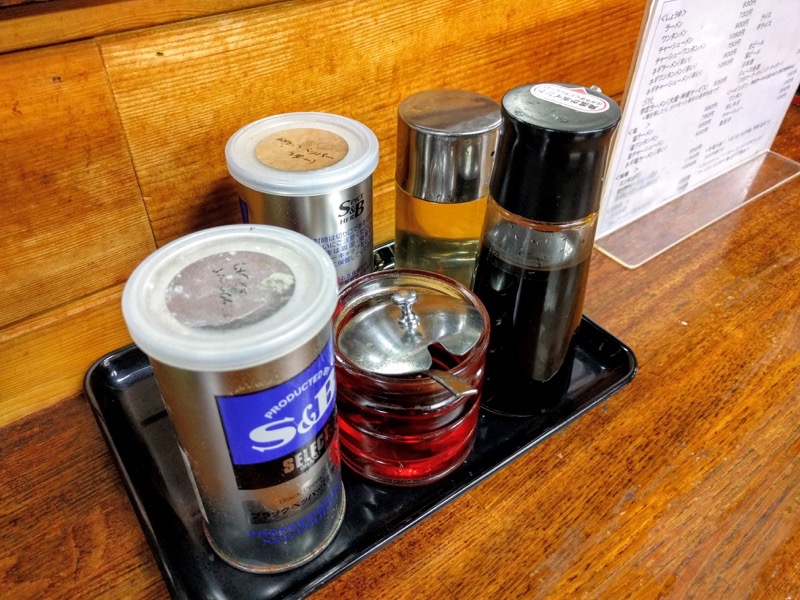 ラーメン英(はなぶさ)-調味料.jpg ラーメン英 はなぶさ 調味料