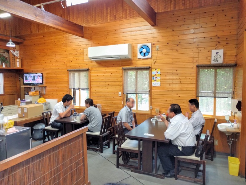 とら食堂 テーブル席