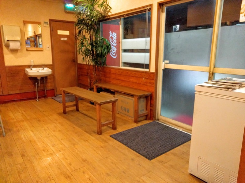 博多ラーメンげんこつ-待合場所.jpg 博多ラーメンげんこつ 待合場所