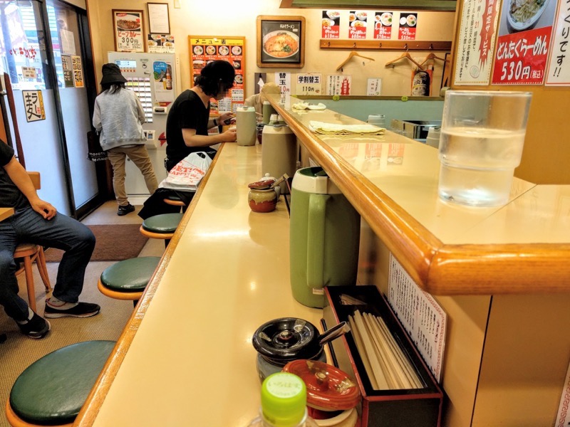楽勝ラーメン-カウンター席.jpg 楽勝ラーメン カウンター席