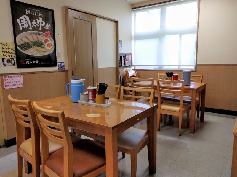 岡本中華 テーブル席