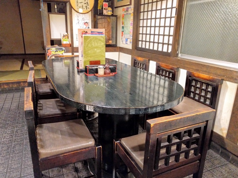 栄屋本店-丸テーブル席.jpg 栄屋本店 丸テーブル席