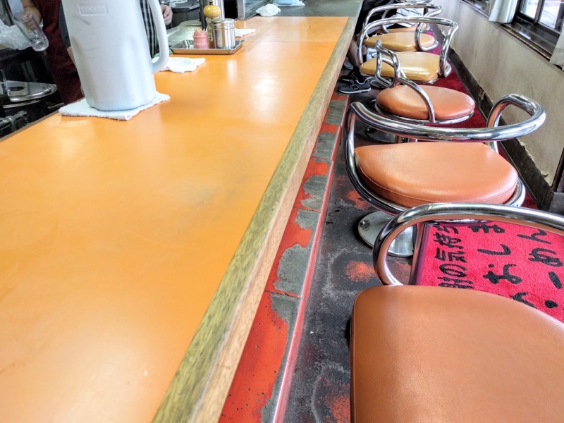 青島食堂宮内駅前店 カウンター席