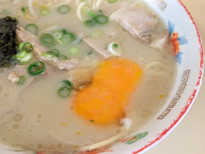 岡本中華 中華そば卵割り後