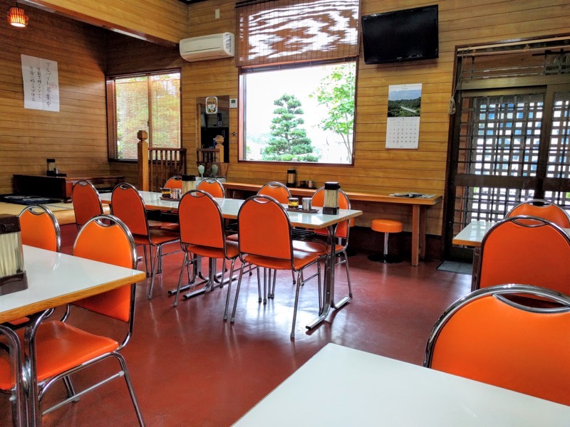 手打中華すずき テーブル席