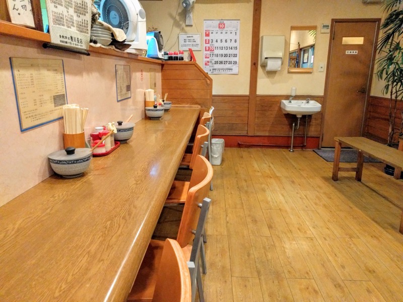 博多ラーメンげんこつ-カウンター席.jpg 博多ラーメンげんこつ カウンター席