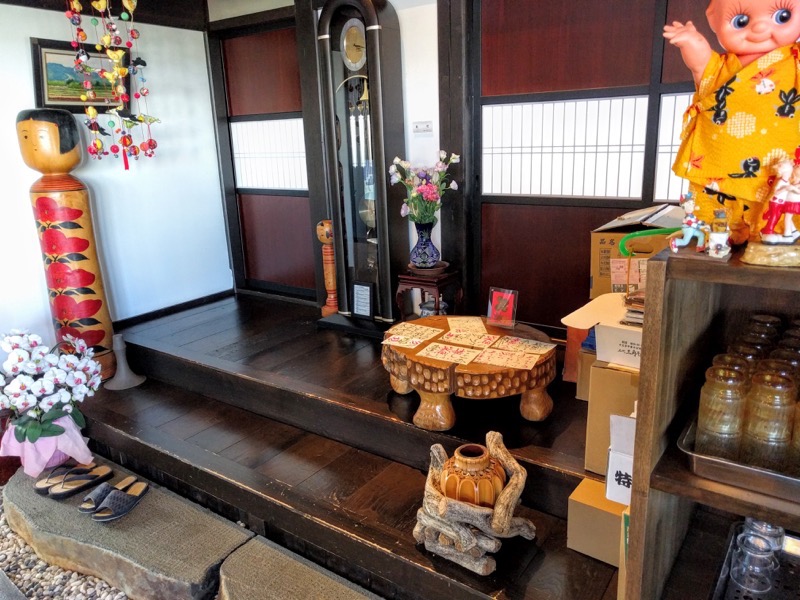 名代三角そばや 内観