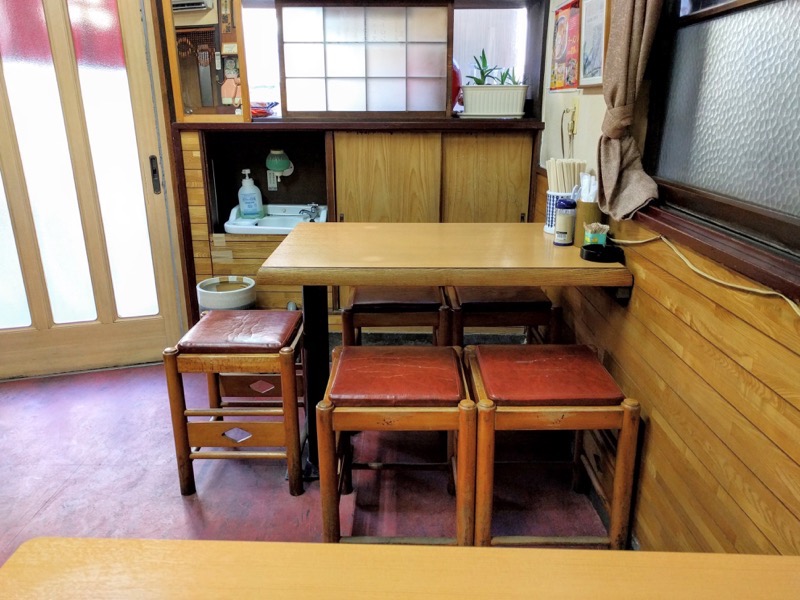 三吉屋-テーブル席1.jpg 三吉屋 テーブル席1