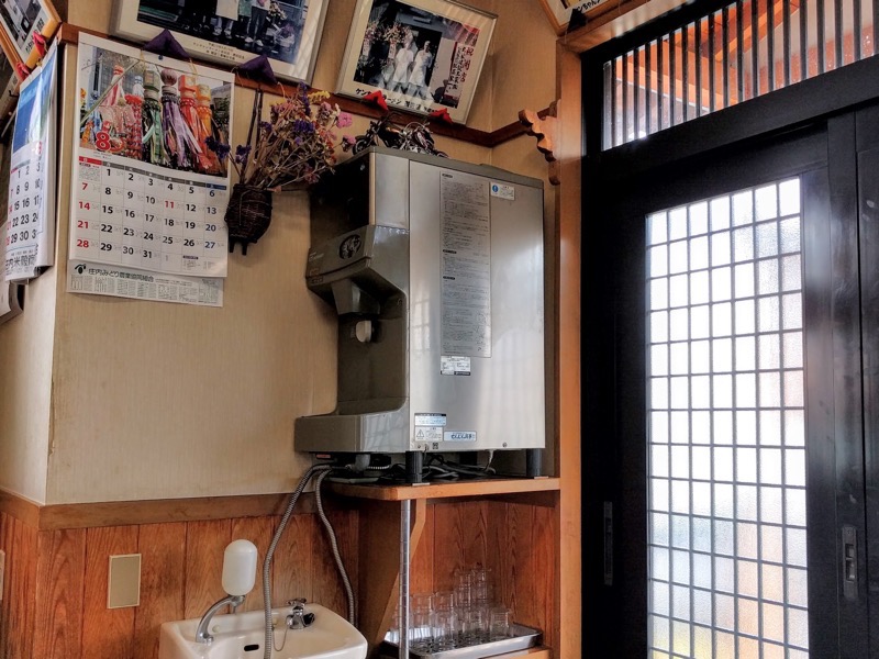 ケンちゃんラーメン酒田本店-ウォーターサーバー.jpg ケンちゃんラーメン酒田本店 ウォーターサーバー