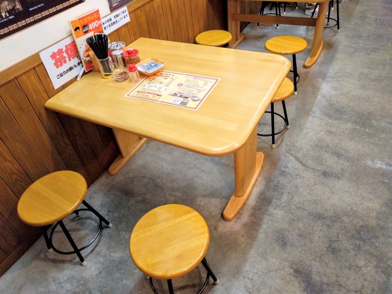 大栄ラーメン テーブル席