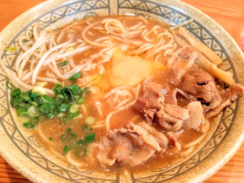 両国 肉入りそば卵割り後