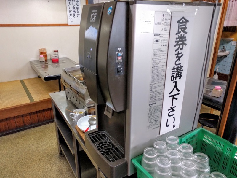 長浜ラーメン福重家-ウォーターサーバー.jpg 長浜ラーメン福重家 ウォーターサーバー