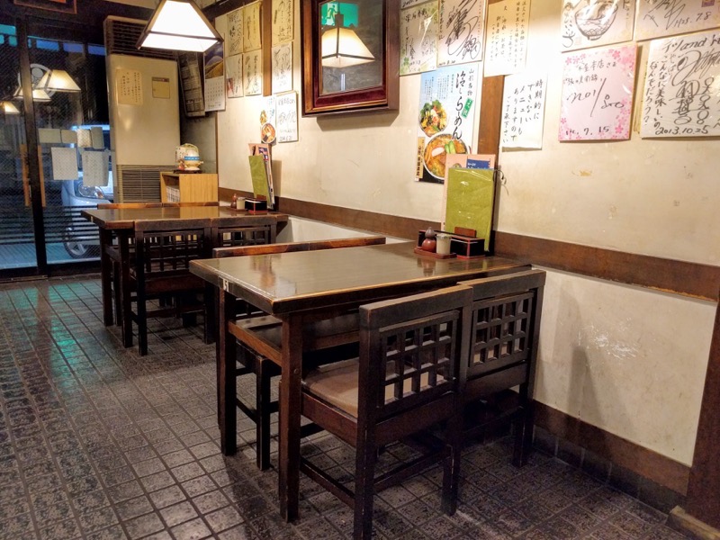 栄屋本店-テーブル席.jpg 栄屋本店 テーブル席