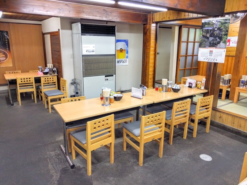 坂内食堂-テーブル席1.jpg 坂内食堂 テーブル席1