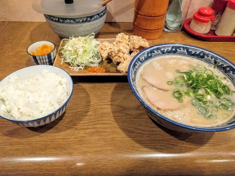 博多ラーメンげんこつ-からあげセット.jpg 博多ラーメンげんこつ からあげセット