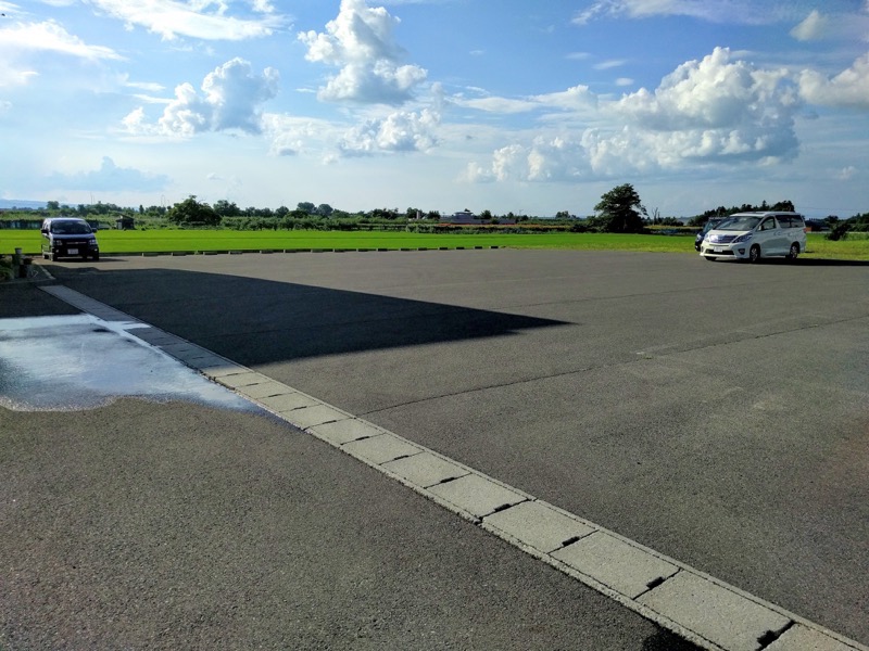名代三角そばや 駐車場