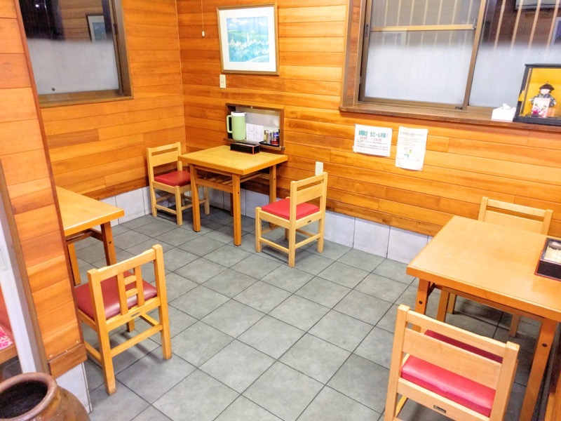 ラーメン英(はなぶさ)-テーブル席.jpg ラーメン英 はなぶさ テーブル席