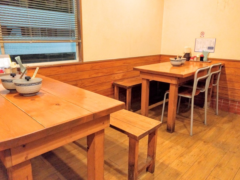 博多ラーメンげんこつ-テーブル席.jpg 博多ラーメンげんこつ テーブル席