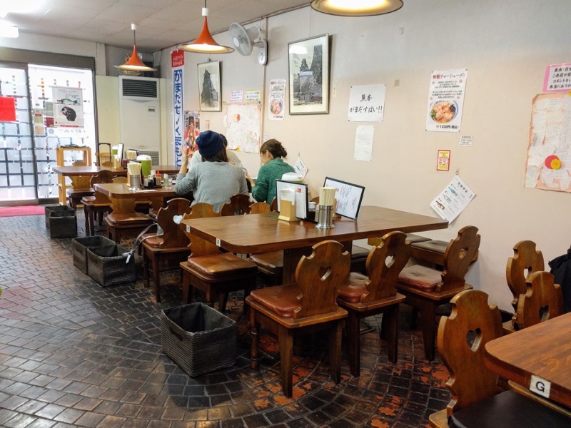 こむらさき上通中央店-09テーブル席.jpg こむらさき上通中央店 09テーブル席