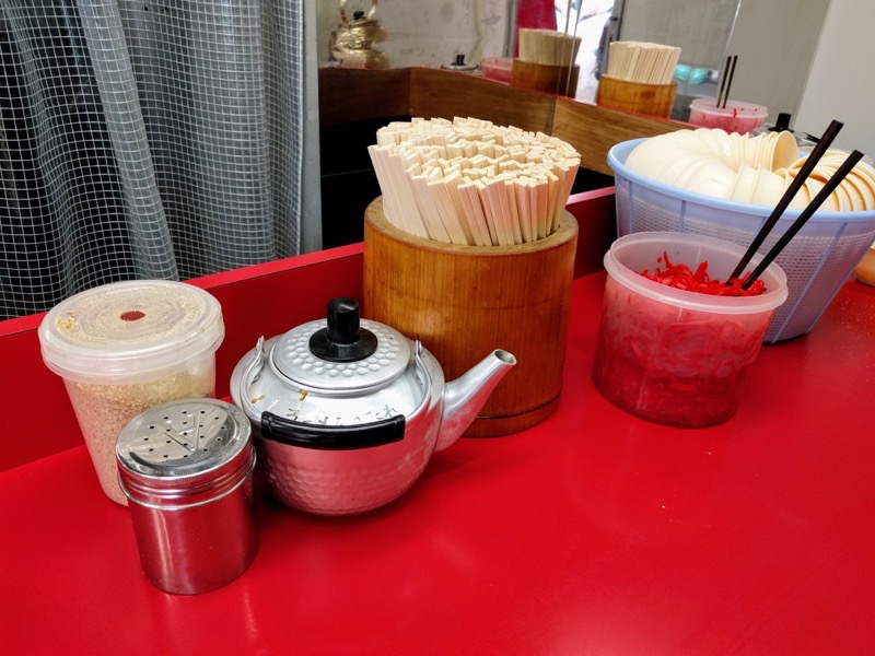 元祖ラーメン長浜家(中洲・家2)-08調味料.jpg 元祖ラーメン長浜家 中洲 家2 08調味料