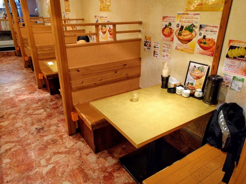 黄金ラーメン-05テーブル席.jpg 黄金ラーメン 05テーブル席