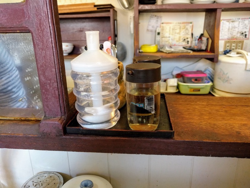 ラーメン角萬-11調味料2.jpg ラーメン角萬 11調味料2