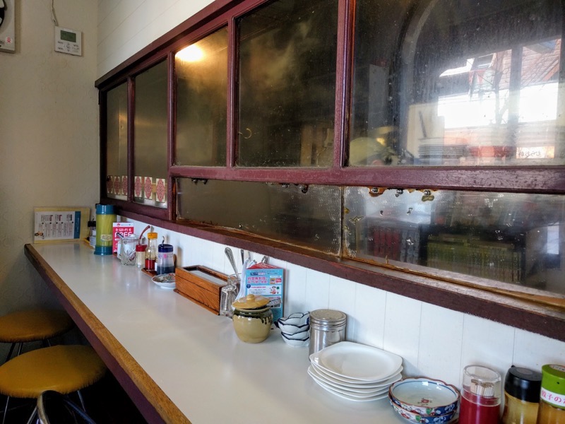 ラーメン角萬-06カウンター席1.jpg ラーメン角萬 06カウンター席1