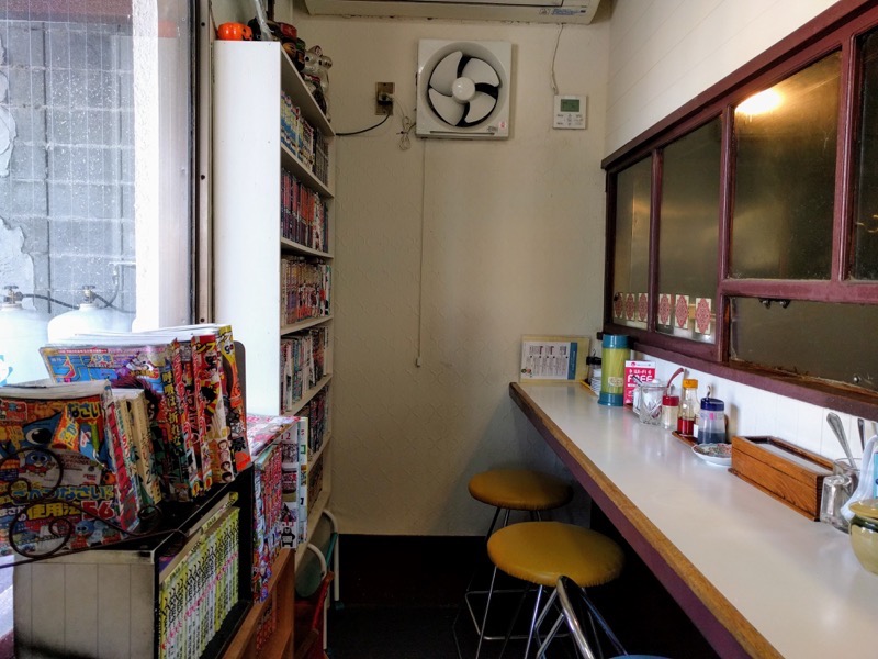 ラーメン角萬-07カウンター席2.jpg ラーメン角萬 07カウンター席2