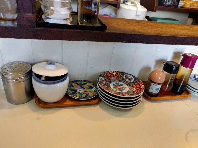 ラーメン角萬-10調味料1.jpg ラーメン角萬 10調味料1