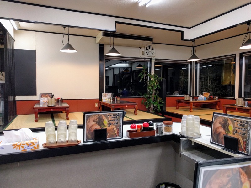 05カウンター席と小上がり.jpg 05カウンター席と小上がり