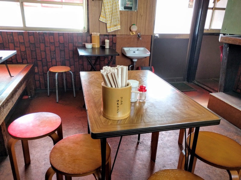 02テーブル席.jpg 02テーブル席